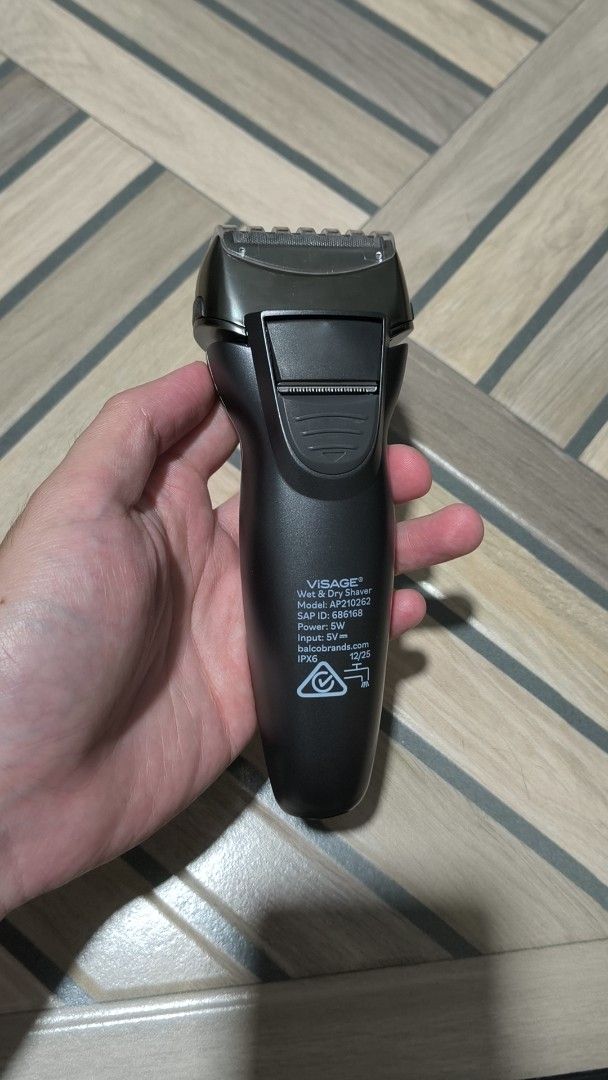 VISAGE Titanium Series Wet & Dry Shaver (Category: Men's Grooming) located in Manila. Submitted by paul.c29cruz (Listing ID 1460022076, Image 2). Description: - VISAGE Titanium Series Wet & Dry Shaver - Model: AP210262 - Versatile styling for all your grooming needs - Features a clear LED display - Quick 90-minute charging time - Can be used corded or cordless for convenience - IPX6 waterproof rating for safe use in the shower 100% ORIGINAL! BRAN