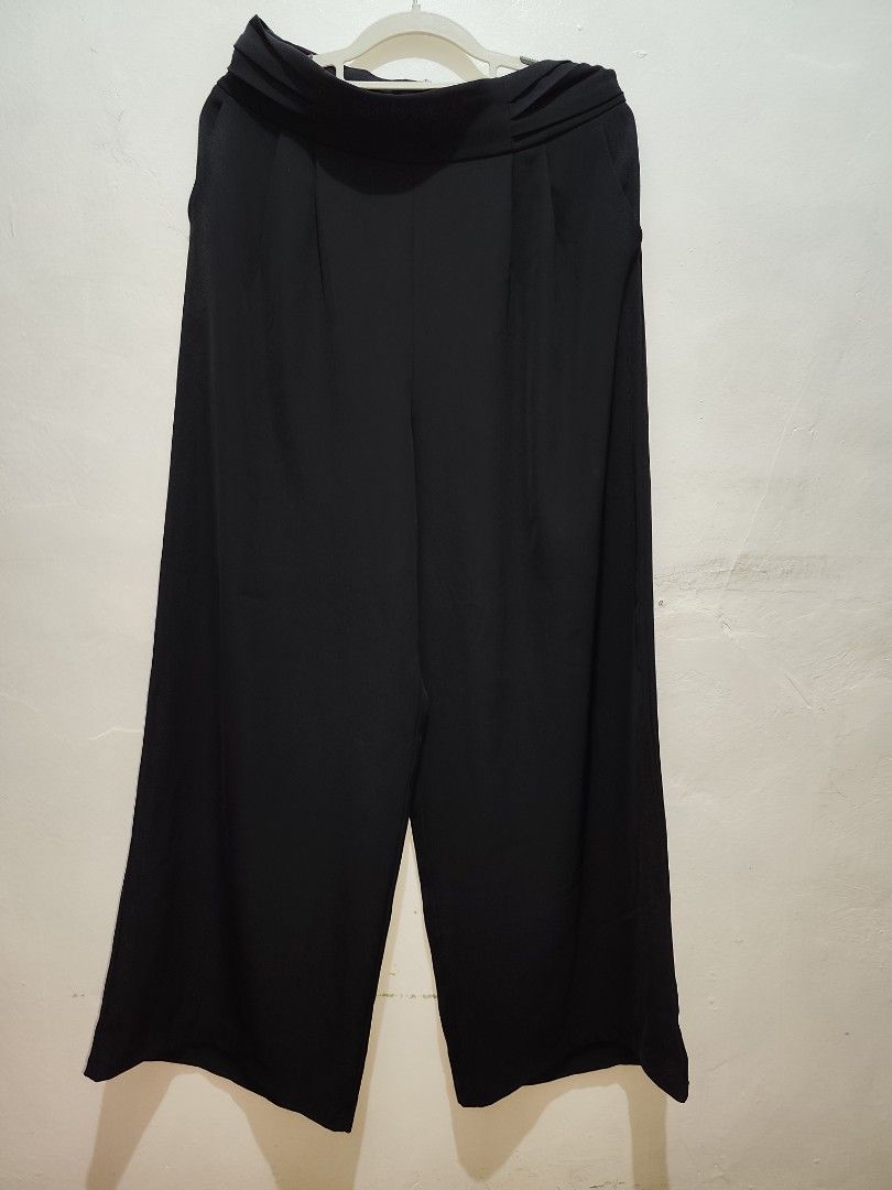 Vivant Plus Size Office Palazzo Pants (Category: Other Bottoms) located in Taytay. Submitted by goldentree-b9df (Listing ID 1460040291, Image 1). Description: - Chic black wide leg pants - High-waisted design with flattering front pleats - Functional pockets for convenience - Made from a flowy, comfortable material - Versatile for both casual outings and work attire.