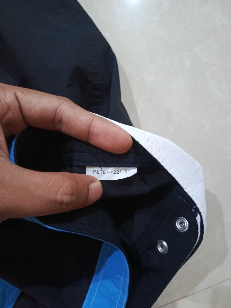 Volcom Liberators Board Shorts Size 30 (Category: Swim Trunks & Board Shorts) located in Cabatuan. Submitted by penthegreat (Listing ID 1460102630, Image 3). Description: - Volcom board shorts - Color: Black - Size: 30 - Graphic print on right leg - Blue back pocket - Ideal for swimming and surfing.