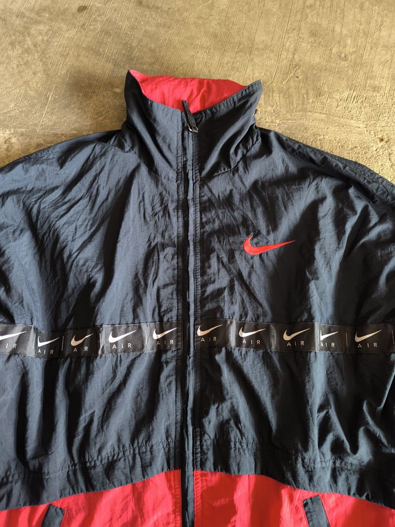 VTG 90's NIKE WINDBREAKER (Category: Coats, Jackets and Outerwear) located in Cotabato. Submitted by sentimentalgoodz (Listing ID 1459901941, Image 2). Description: VTV 90's NIKE WINDBREAKER WITH PACKABLE HOOD 8.5/10 CONDITION 23/28 DIMENSION MINOR ZIP ISSUE.