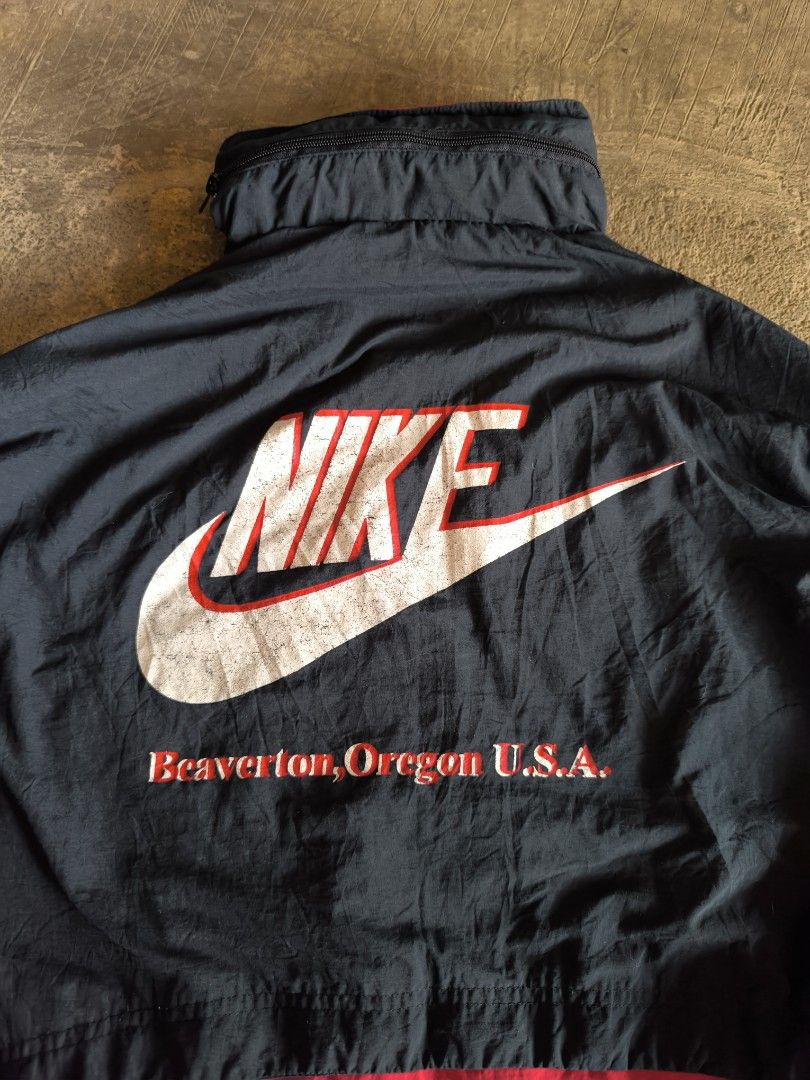 VTG 90's NIKE WINDBREAKER (Category: Coats, Jackets and Outerwear) located in Cotabato. Submitted by sentimentalgoodz (Listing ID 1459901941, Image 3). Description: VTV 90's NIKE WINDBREAKER WITH PACKABLE HOOD 8.5/10 CONDITION 23/28 DIMENSION MINOR ZIP ISSUE.