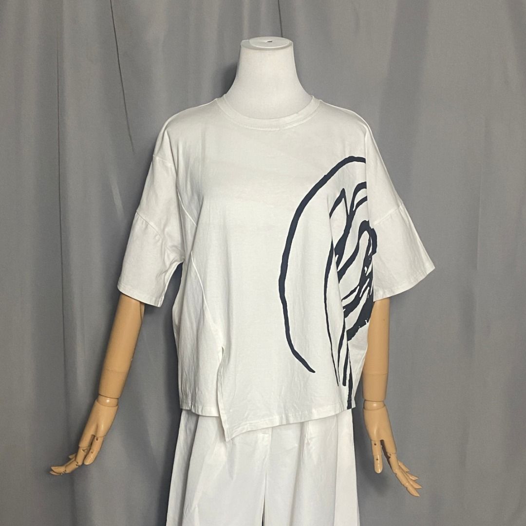 White Abstract Graffiti Oversized Tee (Category: Shirts) located in Las Pinas. Submitted by ipickyou (Listing ID 1459977970, Image 1). Description: Unwashed Condition: 10/10 𝗠𝗲𝗮𝘀𝘂𝗿𝗲𝗺𝗲𝗻𝘁𝘀 𝘄𝗵𝗲𝗻 𝗹𝗮𝗶𝗱 𝗳𝗹𝗮𝘁: -Free Size -Width: 26” -Length: 21 1/2” .