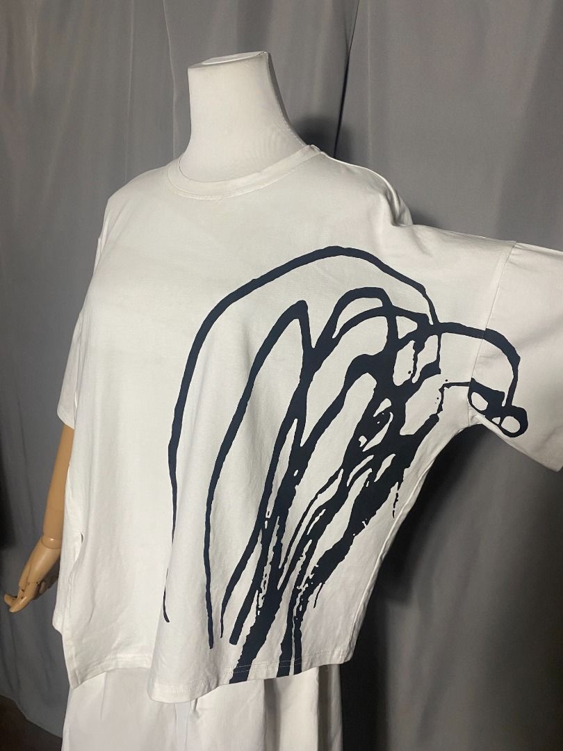 White Abstract Graffiti Oversized Tee (Category: Shirts) located in Las Pinas. Submitted by ipickyou (Listing ID 1459977970, Image 2). Description: Unwashed Condition: 10/10 𝗠𝗲𝗮𝘀𝘂𝗿𝗲𝗺𝗲𝗻𝘁𝘀 𝘄𝗵𝗲𝗻 𝗹𝗮𝗶𝗱 𝗳𝗹𝗮𝘁: -Free Size -Width: 26” -Length: 21 1/2” .