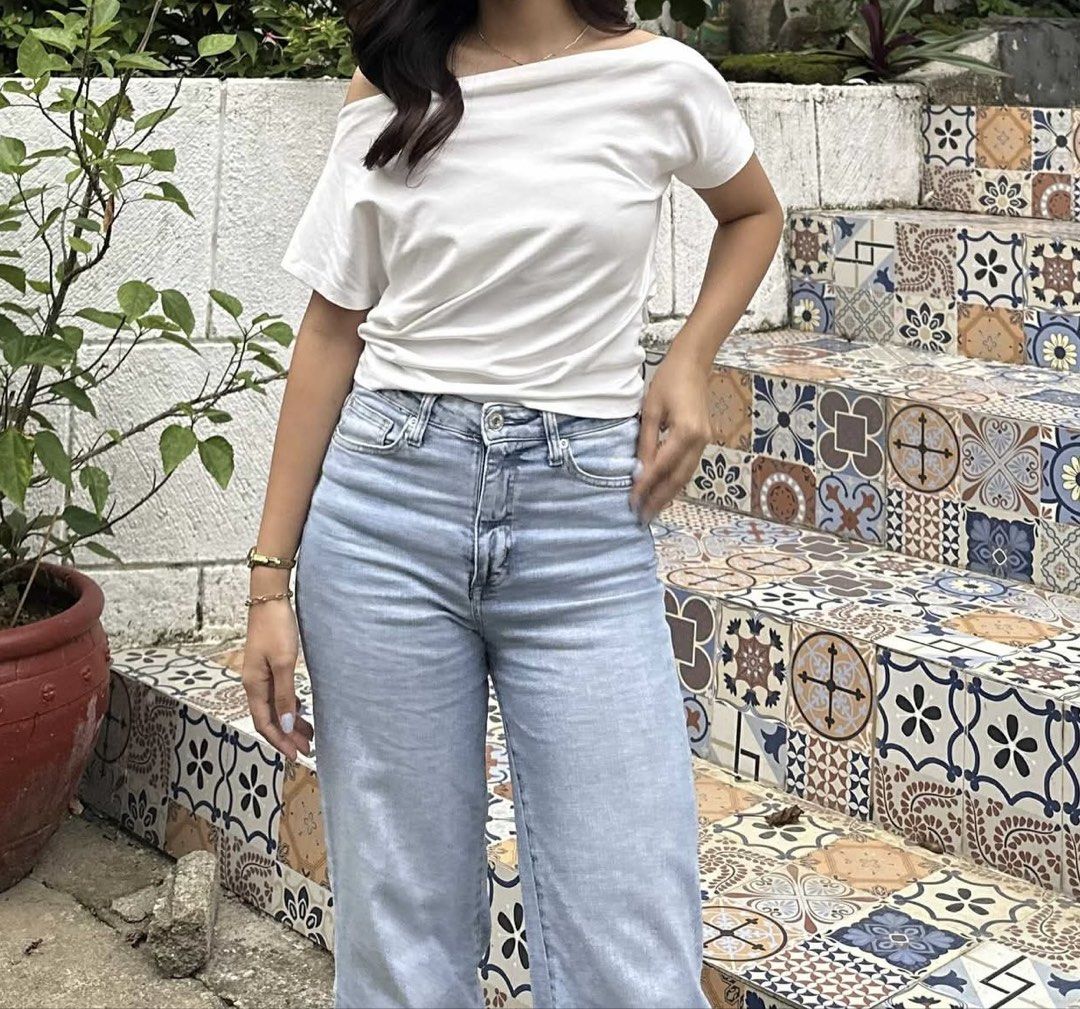 White Asymmetrical / Off-Shoulder Top (Category: Blouses) located in Quezon City. Submitted by alii19 (Listing ID 1460077862, Image 1). Description: - stretchy material .