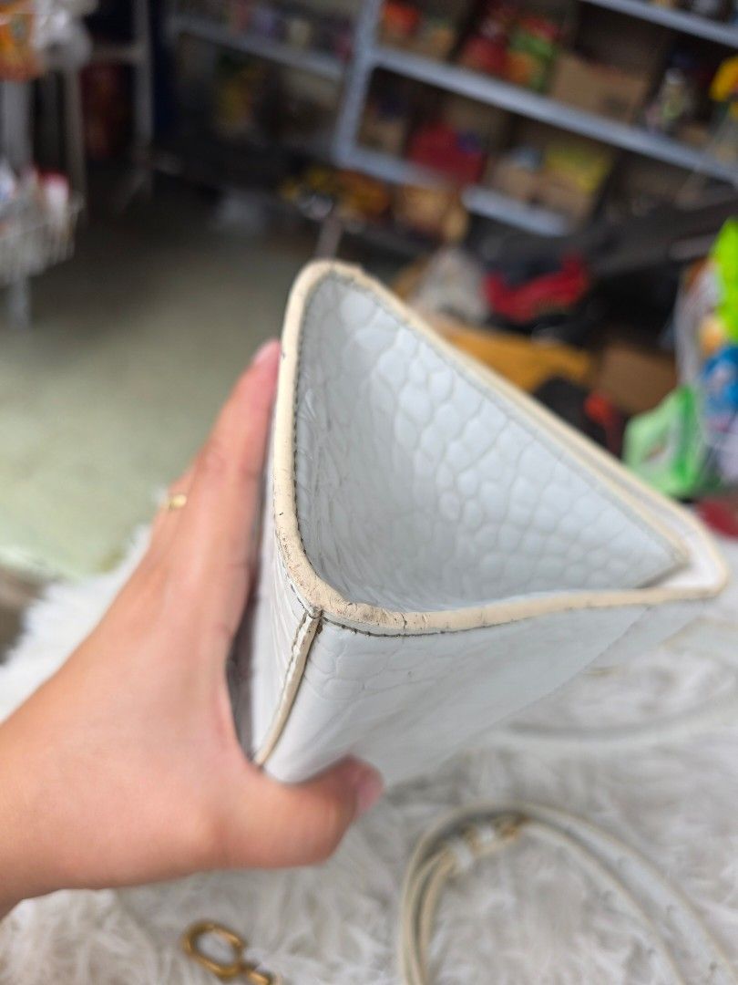 White Crocodile Embossed Hourglass Top Handle Bag (Category: Cross-body Bags) located in Lemery. Submitted by venus23 (Listing ID 1459922975, Image 3). Description: - White Hourglass Bag - Luxurious Crocodile Embossed Leather - Iconic Gold 'B' Hardware - Comes with Detachable Shoulder Strap - Interior is clean - Perfect statement accessory.