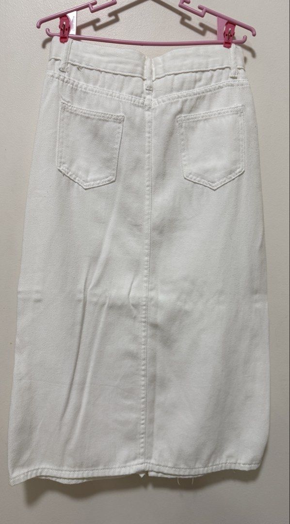 White denim high waisted midi skirt (Category: Skirts) located in Quezon City. Submitted by clothe.kr (Listing ID 1460053136, Image 3). Description: Used once Shop says M (45-50kg) .