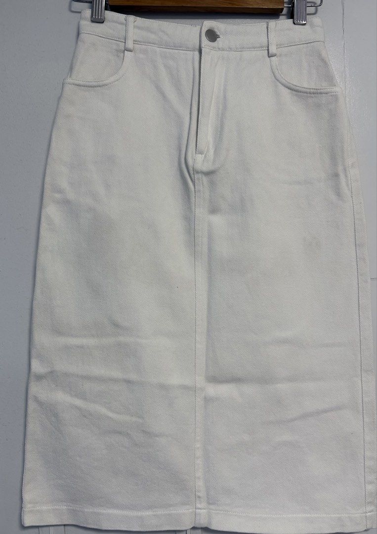 White Denim Midi Skirt with Slit (Category: Skirts) located in San Pedro. Submitted by princessjybc (Listing ID 1459935368, Image 1). Description: White Denim Skirt with Slit ✨ Size: Xsmall W: 26in ✨ Condition: Lightly used 📸 May request for actual photos and measurements. Just send me a message! 📍 Location: San Pedro, Laguna MOP: Gcash/BPI Shipping via LBC/JNT/Lalamove/Grab care of buyer .