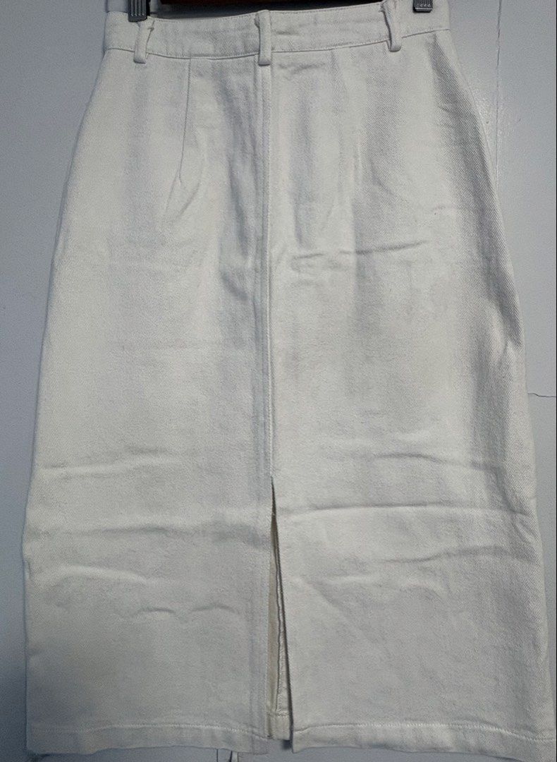 White Denim Midi Skirt with Slit (Category: Skirts) located in San Pedro. Submitted by princessjybc (Listing ID 1459935368, Image 2). Description: White Denim Skirt with Slit ✨ Size: Xsmall W: 26in ✨ Condition: Lightly used 📸 May request for actual photos and measurements. Just send me a message! 📍 Location: San Pedro, Laguna MOP: Gcash/BPI Shipping via LBC/JNT/Lalamove/Grab care of buyer .