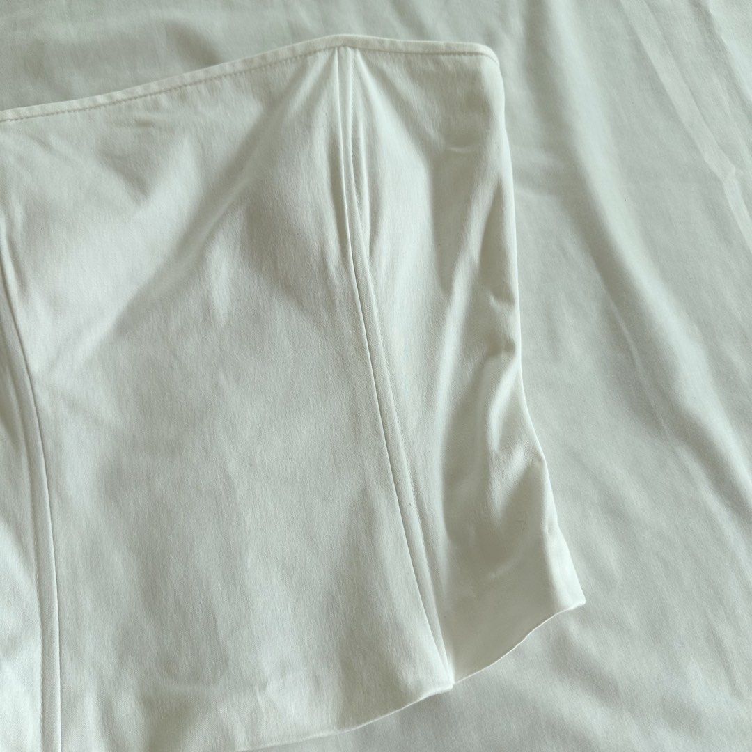 White Padded Corset Tube Top (Category: Others Tops) located in San Juan City. Submitted by keep.it.clean (Listing ID 1459988420, Image 3). Description: Comes with pads See photos for measurements Bought from Thailand helping tags: h&m, zara, bershka, cotton on, uniqlo .