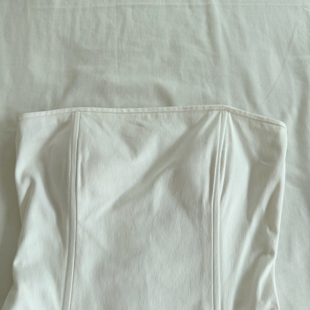 White Padded Corset Tube Top (Category: Others Tops) located in San Juan City. Submitted by keep.it.clean (Listing ID 1459988420, Image 2). Description: Comes with pads See photos for measurements Bought from Thailand helping tags: h&m, zara, bershka, cotton on, uniqlo .