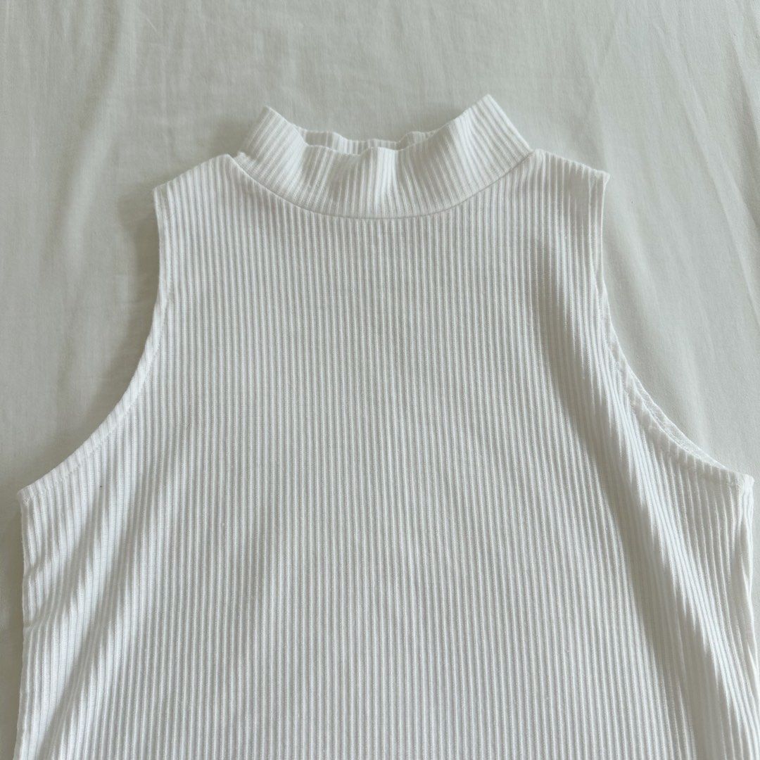 White Ribbed Halter Top Sleeveless (Category: Sleeveless) located in San Juan City. Submitted by keep.it.clean (Listing ID 1459985507, Image 3). Description: Size XS- S Ribbed material helping tags: h&m, zara, bershka, cotton on, uniqlo .