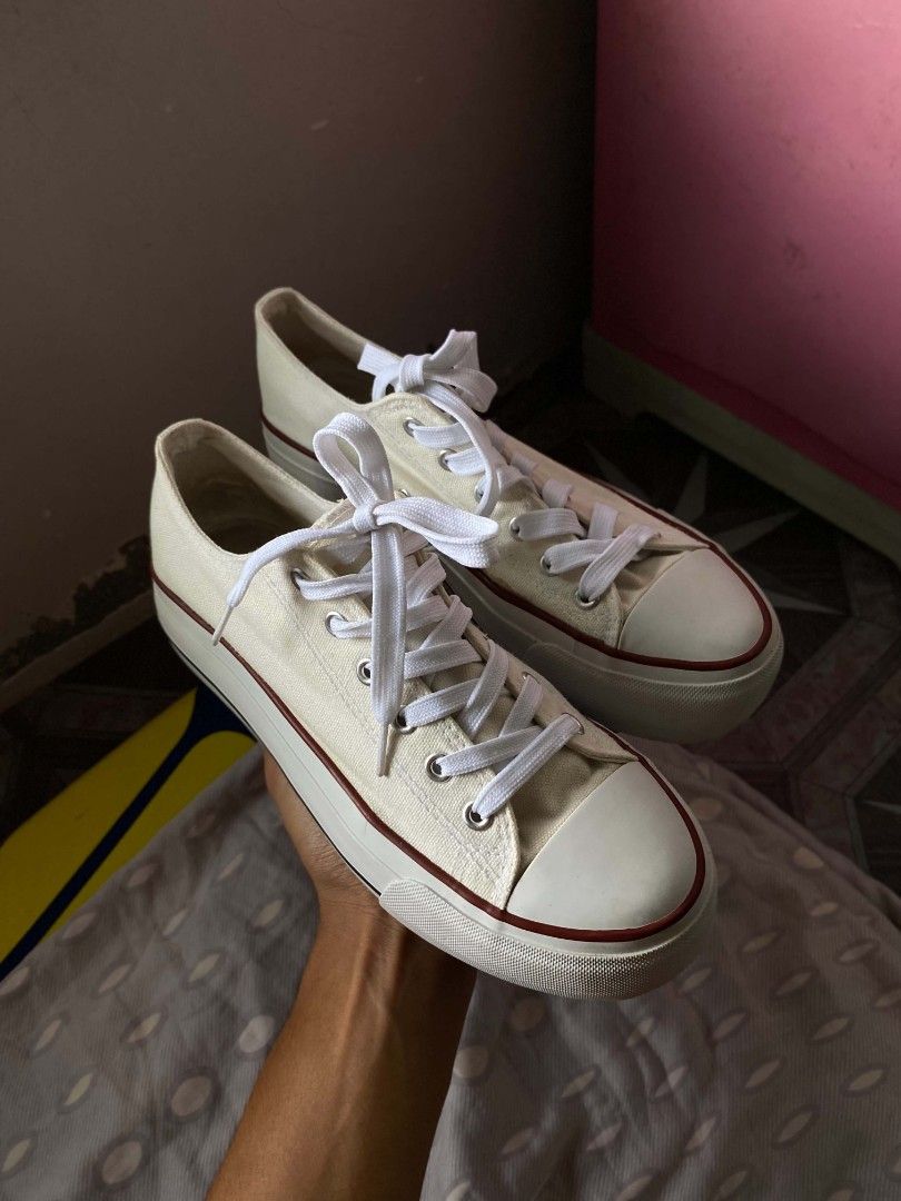 White Rubber Shoes (Category: Casual Shoes) located in Manila. Submitted by paulvictor32361 (Listing ID 1460066898, Image 1). Description: di na nagagamit + need lang funds location: paombong, hagonoy meet up or lalamove basta sayo sf issue: nasa pic yung mantsa lang na maliit normal sa 2nd hand 850 pm!!.