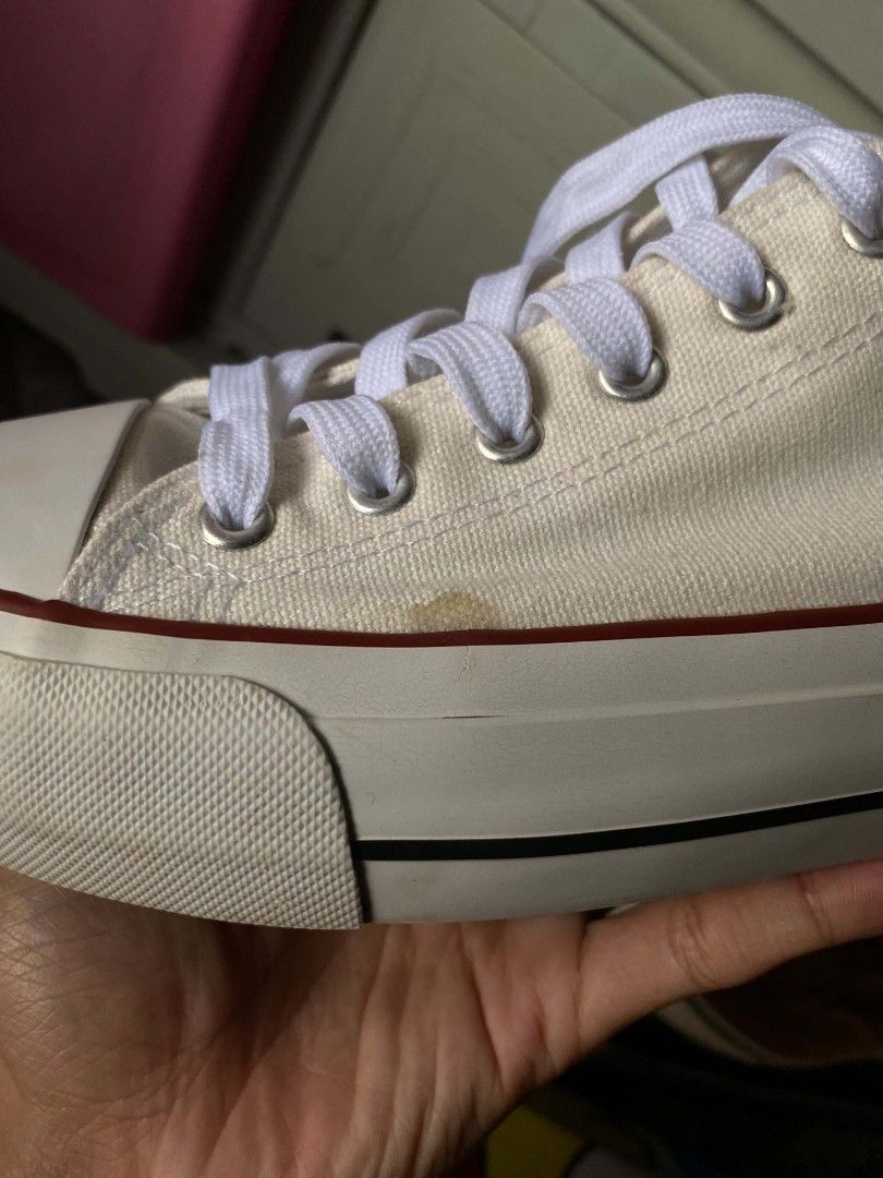 White Rubber Shoes (Category: Casual Shoes) located in Manila. Submitted by paulvictor32361 (Listing ID 1460066898, Image 3). Description: di na nagagamit + need lang funds location: paombong, hagonoy meet up or lalamove basta sayo sf issue: nasa pic yung mantsa lang na maliit normal sa 2nd hand 850 pm!!.