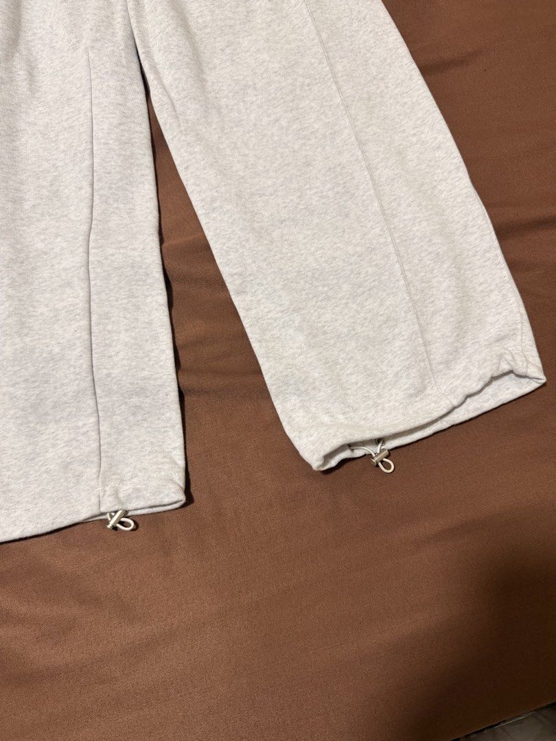 White sweatpants 30-34 (Category: Joggers) located in Candaba. Submitted by beyondcollection (Listing ID 1459950797, Image 2). Description: - Excellent condition - size 30-34 - pogi pa - white na white.