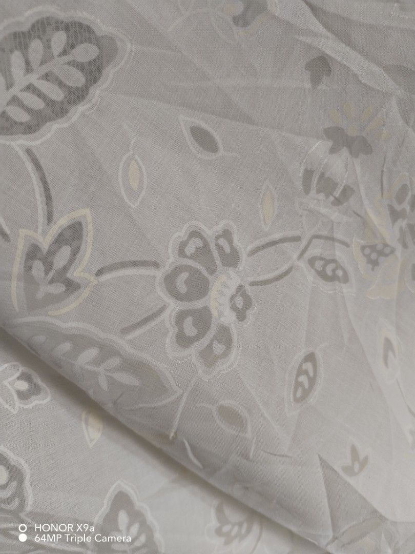White Table Topper ( 4 Seaters) (Category: Table Linen & Textiles) located in Muntinlupa City. Submitted by arciagamaryann68 (Listing ID 1459945917, Image 1). Description: - White Table Topper - Suitable for 4-seater tables - Features a delicate floral pattern - Condition: layered_condition: 3 (Good) - Enhances dining area aesthetics.