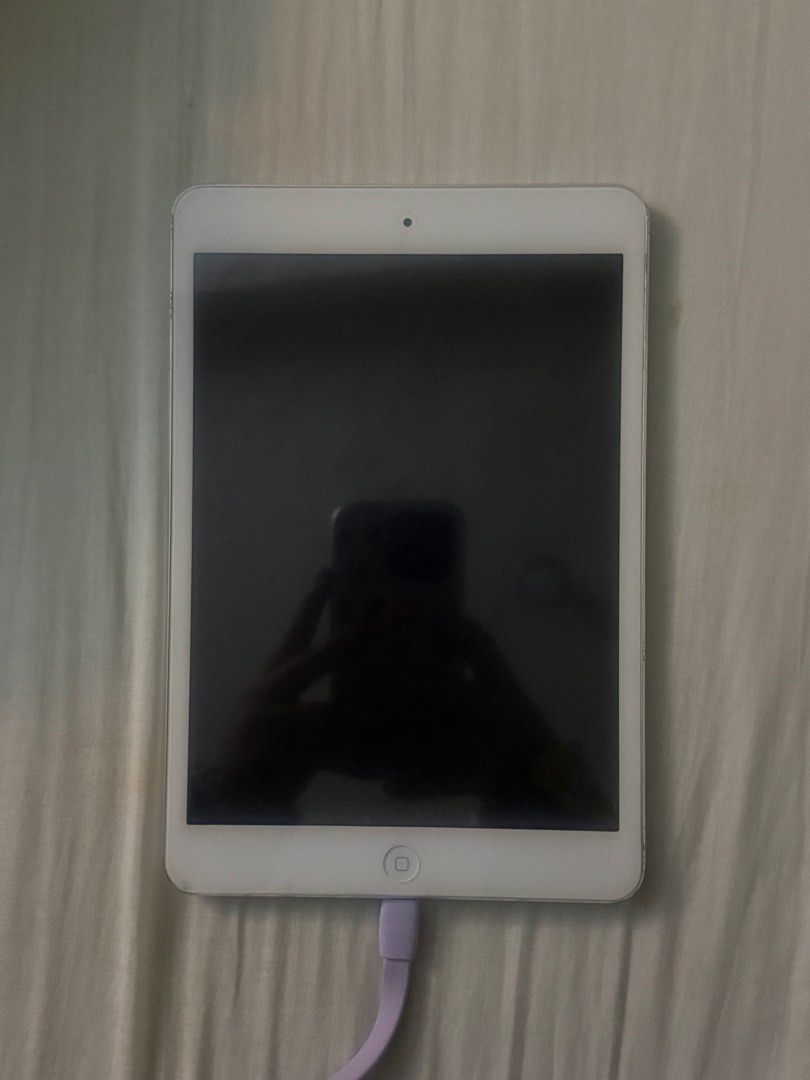 Working Ipad Mini 2 (Category: iPad) located in Manila. Submitted by declutteredroams (Listing ID 1460099007, Image 1). Description: - may free case - ask me if want ng additional details. RFS: Tambak nalang sa bahay, hindi na ginagamit. Please note that this is an old gadget, will not accept returns or anything like that. PRICE IS NEGOTIABLE. This is my moms old ipad. She only uses this to play candy crush dati pero nagkaron siya bago so natamba