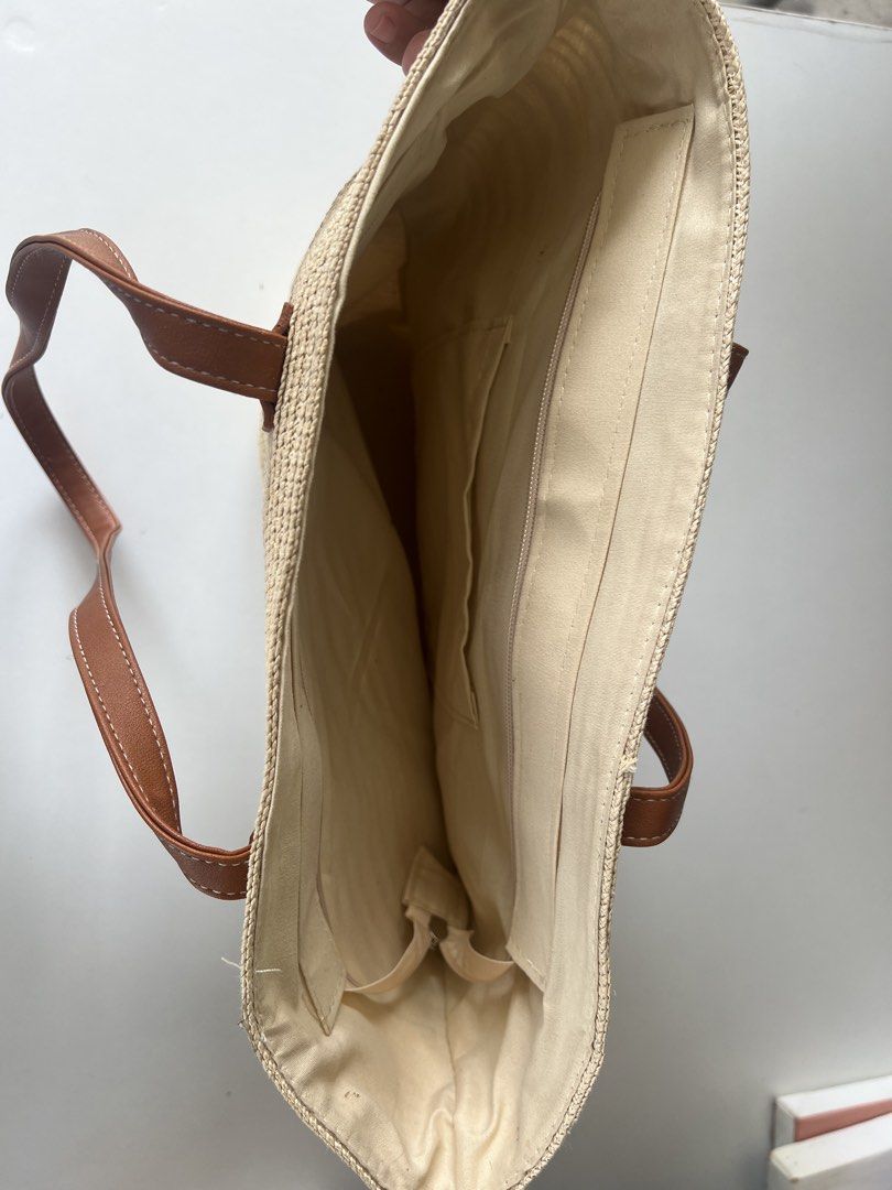 Woven Straw Bag from Bangkok (Category: Shoulder Bags) located in Santiago. Submitted by riceavllnz (Listing ID 1459974765, Image 2). Description: Handwoven straw shoulder bag from Bangkok Never used.