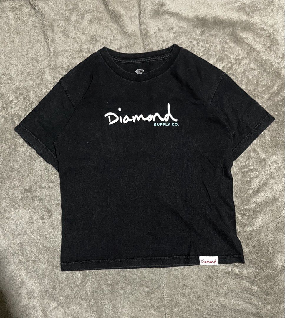 Y2K Diamond Supply Co. tee/ shirt (Category: Tshirts & Polo Shirts ) located in Davao. Submitted by batz11 (Listing ID 1460089617, Image 1). Description: DIAMOND SUPPLY SHIRT Condition: Good condition Color rate: 9/10 Dimensions: 19 x 24 19 width/ 24 length Issue: Crackprints (check photos for reference) DAVAO CITY LOCATION📍 CAN SHIP THRU JNT 🚚 DM IF INTERESTED 📥 .