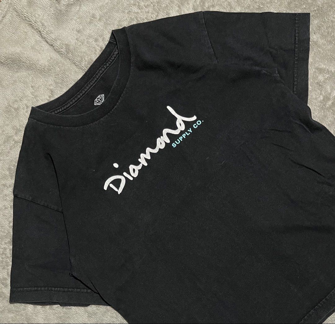 Y2K Diamond Supply Co. tee/ shirt (Category: Tshirts & Polo Shirts ) located in Davao. Submitted by batz11 (Listing ID 1460089617, Image 3). Description: DIAMOND SUPPLY SHIRT Condition: Good condition Color rate: 9/10 Dimensions: 19 x 24 19 width/ 24 length Issue: Crackprints (check photos for reference) DAVAO CITY LOCATION📍 CAN SHIP THRU JNT 🚚 DM IF INTERESTED 📥 .