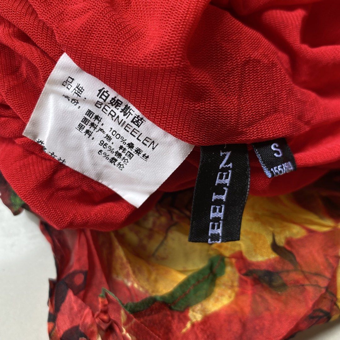 Y2k Mini Skirt (Category: Skirts) located in Polomolok. Submitted by larnel27 (Listing ID 1460039680, Image 2). Description: - Small on tag - No flaws - Silk Material.
