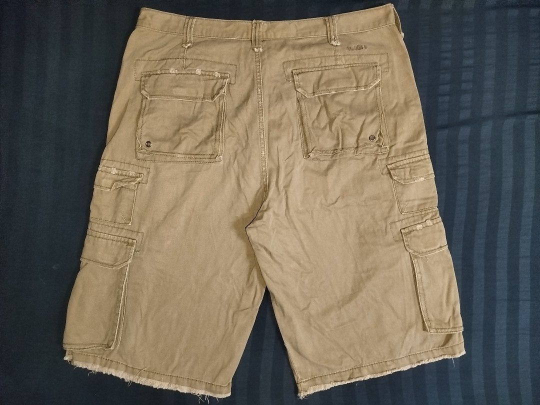 Y2k Plugg Cargo Shorts (Category: Shorts) located in San Juan City. Submitted by reddvelasquez4298 (Listing ID 1460028505, Image 2). Description: Y2k Plugg Cargo Shorts Size 36-38 Waistline 13.5 Thigh 23.5 Length 12 Leg Opening Good Condition No issues 800 pesos PM.