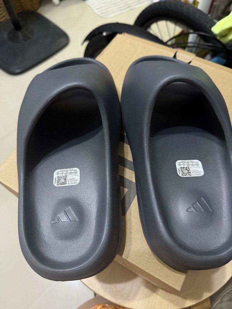 Yeezy Slide (Category: Slippers & Slides) located in Pasig City. Submitted by fancytracy (Listing ID 1460077495, Image 3). Description: Yeezy Slide Slate Grey Size 7US Mens/25 cm Brandnew.
