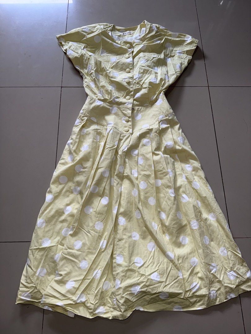 YELLOW POLKA DRESS (Category: Dresses) located in Makati City. Submitted by sassywear.ph (Listing ID 1460036763, Image 1). Description: Small-medium.