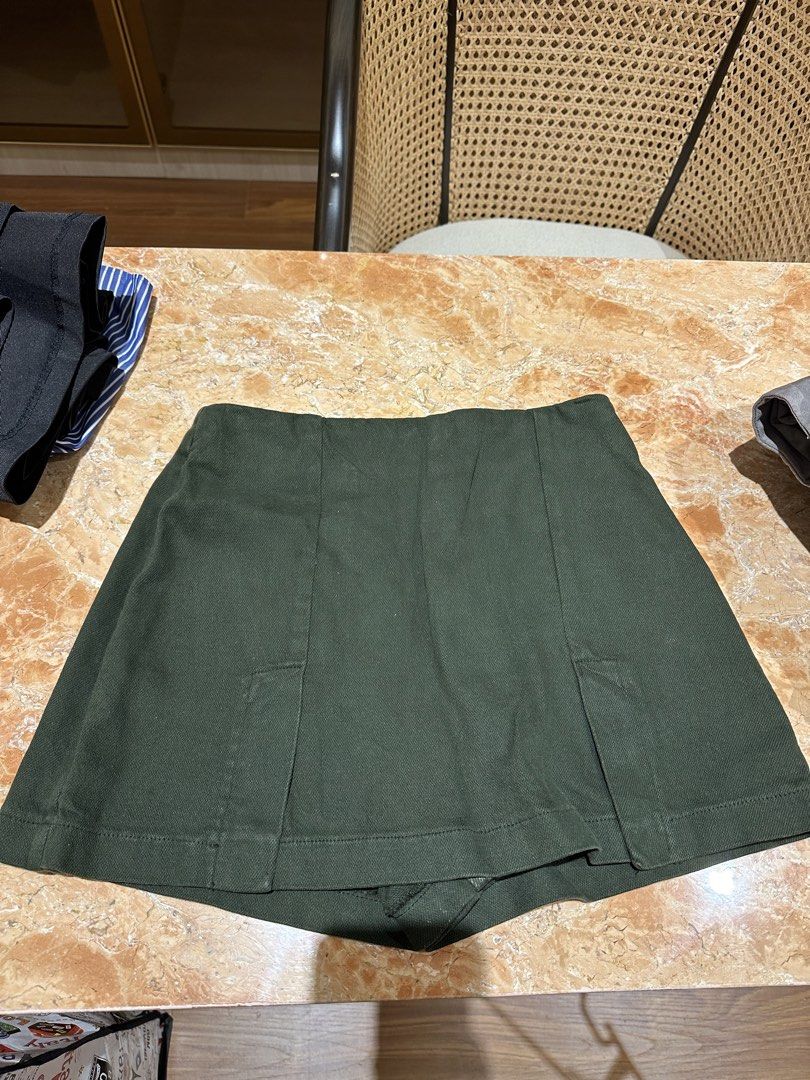 Zara Army Green Skort (Category: Skirts) located in Manila. Submitted by gabbies.closet.mnl (Listing ID 1460066027, Image 1). Description: Fits S .