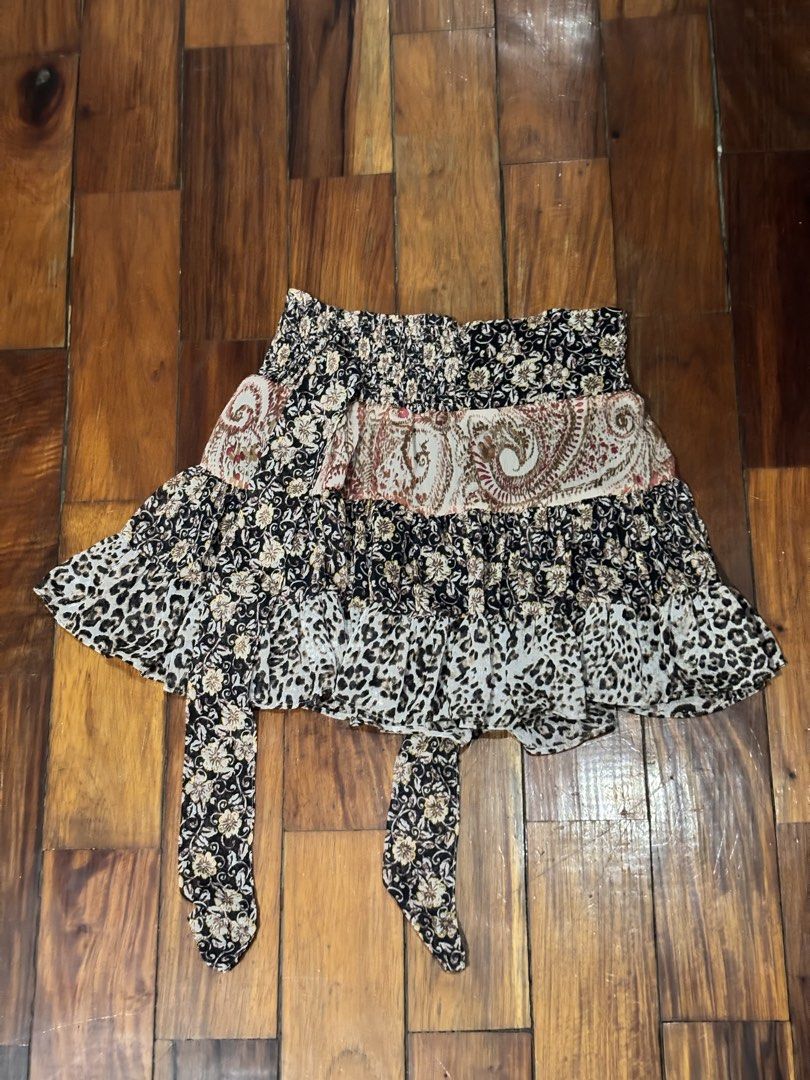 Zara Boho Patterned Short Mini Skirt (Category: Skirts) located in Las Pinas. Submitted by kylloren_ (Listing ID 1459999350, Image 3). Description: - still negotiable for sure buyers :3 - xs but can fit up to 29” wl - first photo for inspo only :) helping tags [h&m, mango, zara, uniqlo, brandy melville, princess polly, y2k, coquette, dainty, vintage, early 2000s, grunge, cottagecore, basics, preppy, goth, fairycore, fairy, edikted, hollister, miu