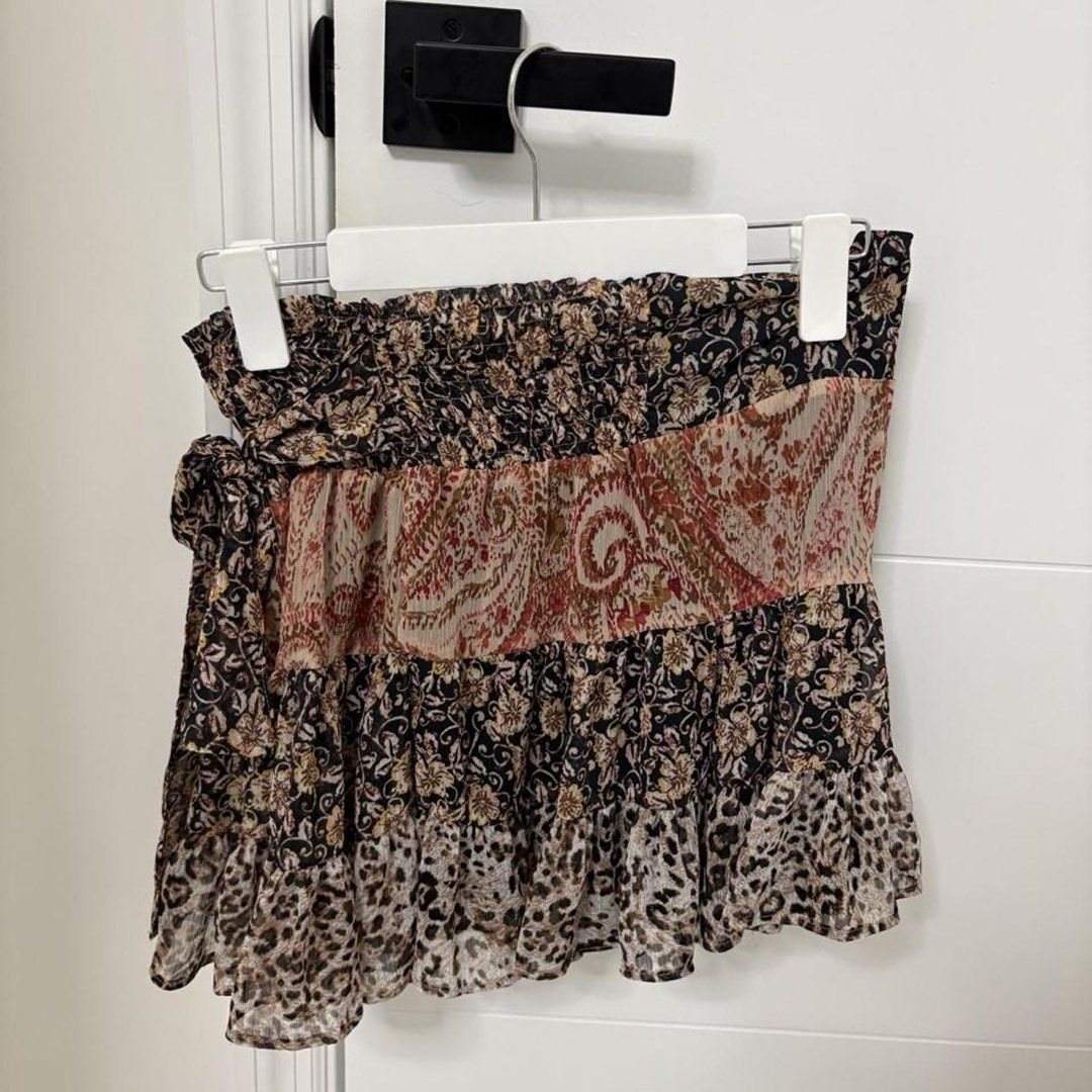 Zara Boho Patterned Short Mini Skirt (Category: Skirts) located in Las Pinas. Submitted by kylloren_ (Listing ID 1459999350, Image 2). Description: - still negotiable for sure buyers :3 - xs but can fit up to 29” wl - first photo for inspo only :) helping tags [h&m, mango, zara, uniqlo, brandy melville, princess polly, y2k, coquette, dainty, vintage, early 2000s, grunge, cottagecore, basics, preppy, goth, fairycore, fairy, edikted, hollister, miu