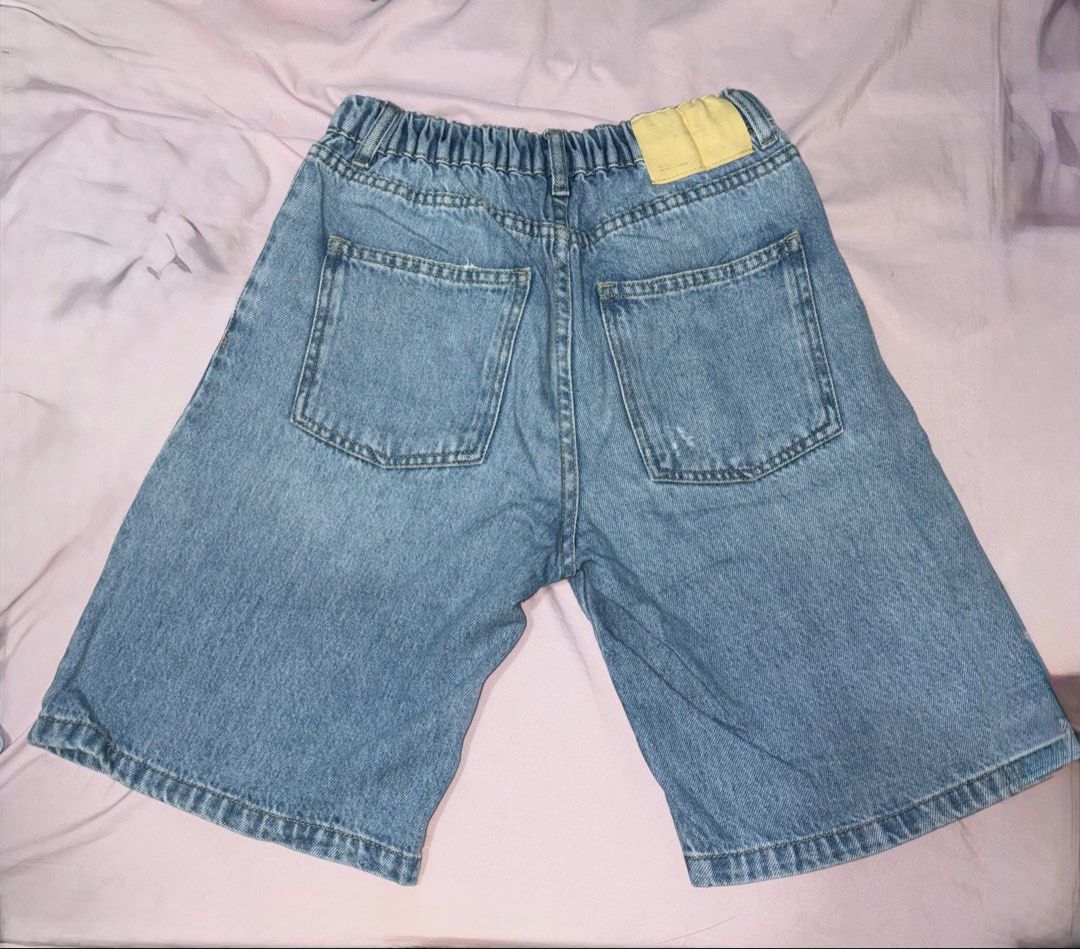 Zara Denim Edition Shorts - Light Wash (Category: Shorts) located in Manila. Submitted by addididi (Listing ID 1460052125, Image 2). Description: - Zara light wash denim shorts - Comfortable elastic waistband - Relaxed fit, hits around the knee - Features two back pockets - Ideal for everyday casual wear - Versatile and easy to style with any top.