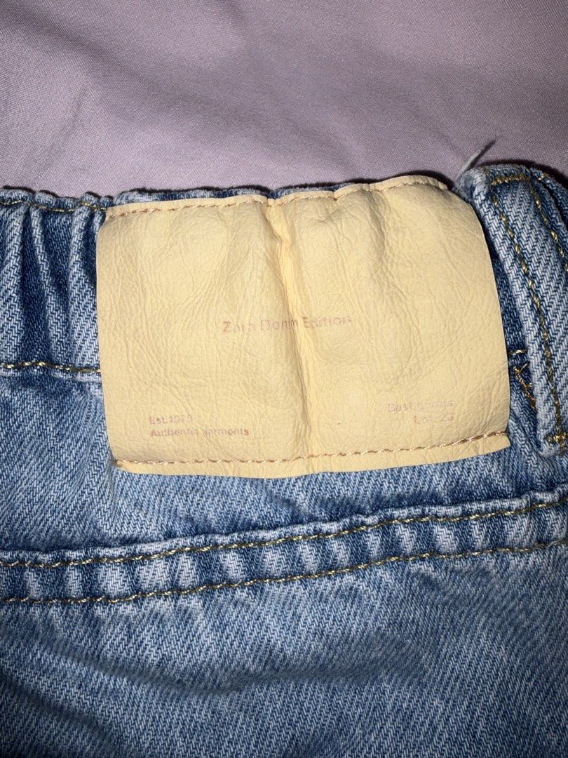 Zara Denim Edition Shorts - Light Wash (Category: Shorts) located in Manila. Submitted by addididi (Listing ID 1460052125, Image 3). Description: - Zara light wash denim shorts - Comfortable elastic waistband - Relaxed fit, hits around the knee - Features two back pockets - Ideal for everyday casual wear - Versatile and easy to style with any top.