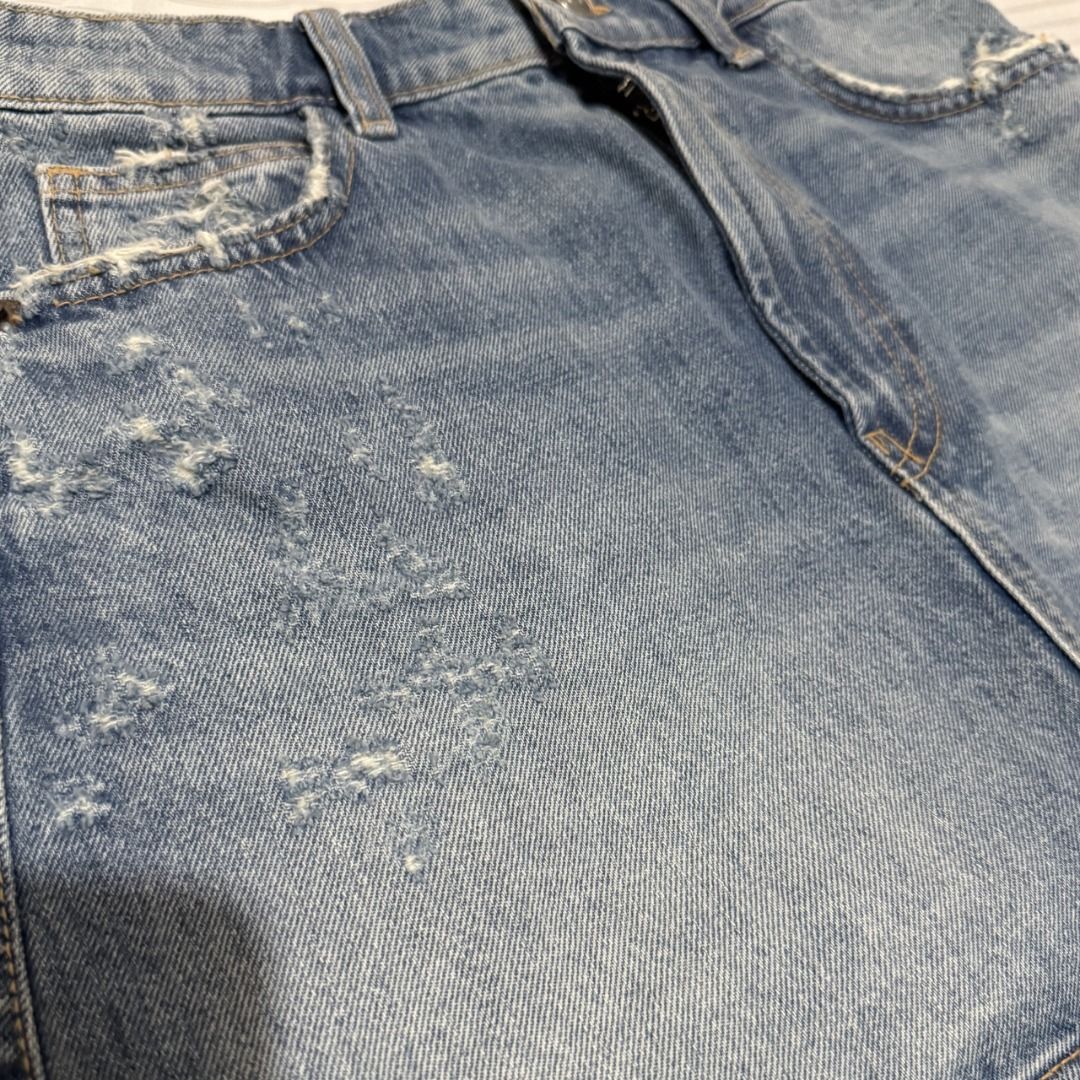 Zara Denim Skirt (Category: Skirts) located in Dasmarinas. Submitted by kiyanah (Listing ID 1460003431, Image 3). Description: - denim skirt - distressed details on pockets and hem - worn 3 times only - sizing runs a BIT large RFS: no plans of wearing it anymore; decluttering Measurement: Length - 14.5 inches Waist (circumference) - 29-30 inches.