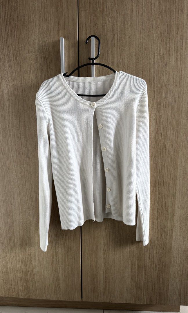 Zara inspi Cardigan (Category: Longsleeves) located in Quezon City. Submitted by wearitagain_ (Listing ID 1459907401, Image 1). Description: .