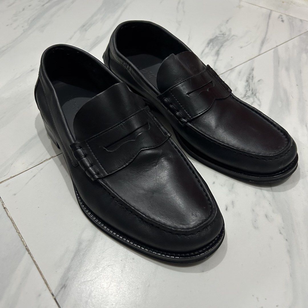 Zara Leather Penny Loafers (Category: Dress Shoes) located in Las Pinas. Submitted by __snow (Listing ID 1460073541, Image 2). Description: •AVAILABLE • ZARA ORIGINS Leather Penny Loafers Size 42 US 9 CM 27 •Dress loafers. leather upper. Penny strap detail on the instep. leather insole. Contrast sole with a small heel. • Payment Method: QR (Maribank, Gotyme) Delivery Options (Shipping shoulder by buyer) J&T Express, LBC Location: Las Piñas City.