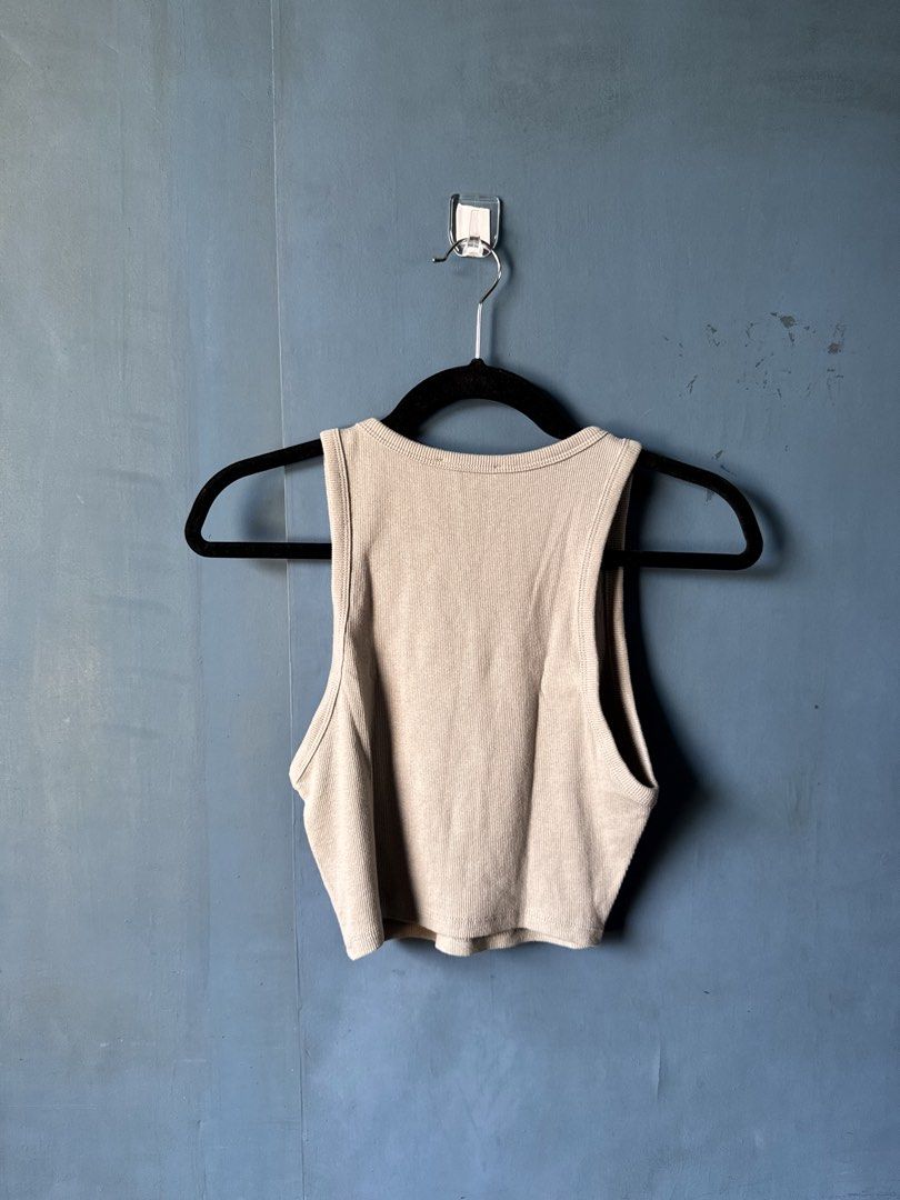 Zara Light Olive Green Ribbed Tank Top (Category: Sleeveless) located in Manila. Submitted by reesespiecess (Listing ID 1460076342, Image 2). Description: - Zara basic ribbed tank top - Light olive green color - Racerback style - Comfortable and stretchy material.
