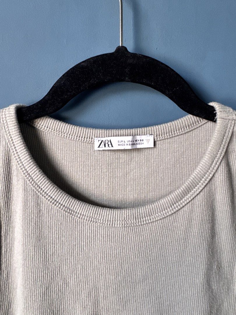 Zara Light Olive Green Ribbed Tank Top (Category: Sleeveless) located in Manila. Submitted by reesespiecess (Listing ID 1460076342, Image 3). Description: - Zara basic ribbed tank top - Light olive green color - Racerback style - Comfortable and stretchy material.