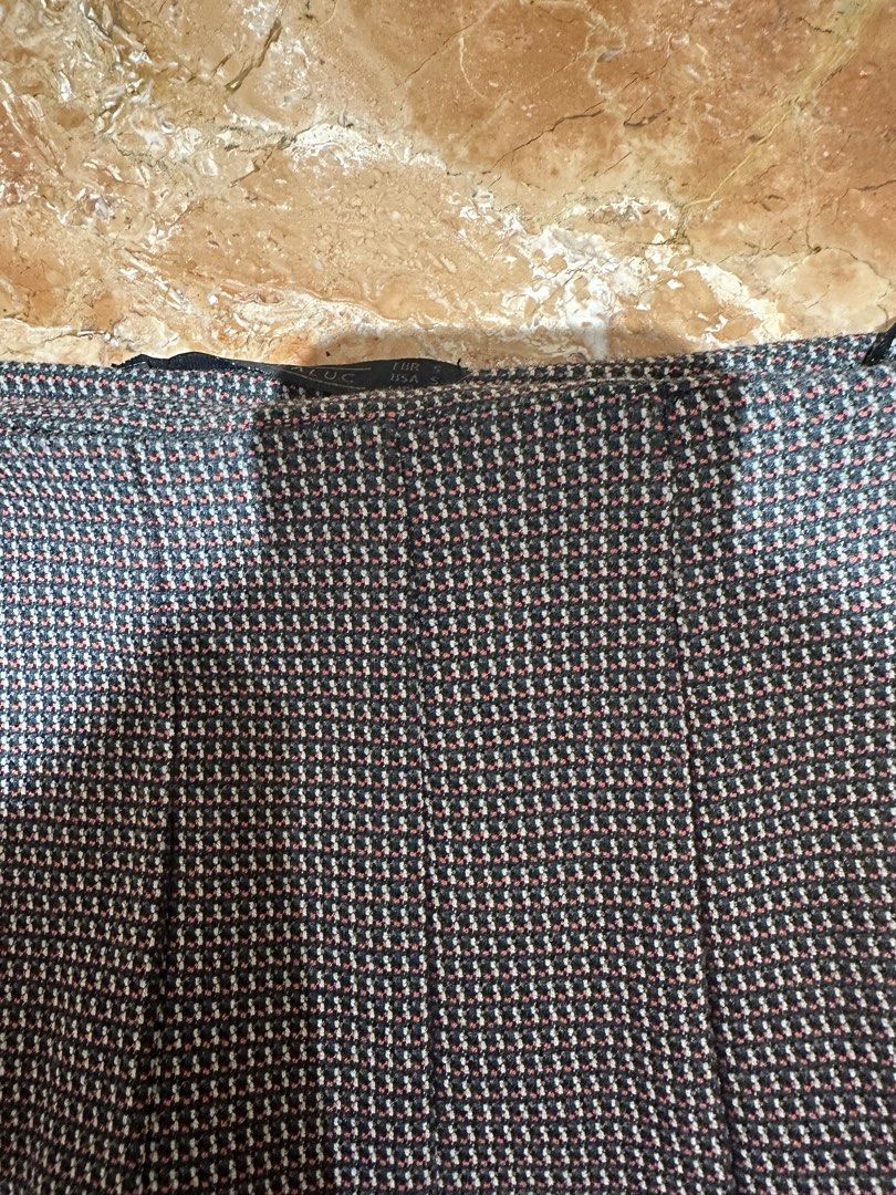 Zara pleated skirt (Category: Skirts) located in Manila. Submitted by gabbies.closet.mnl (Listing ID 1460065641, Image 2). Description: .