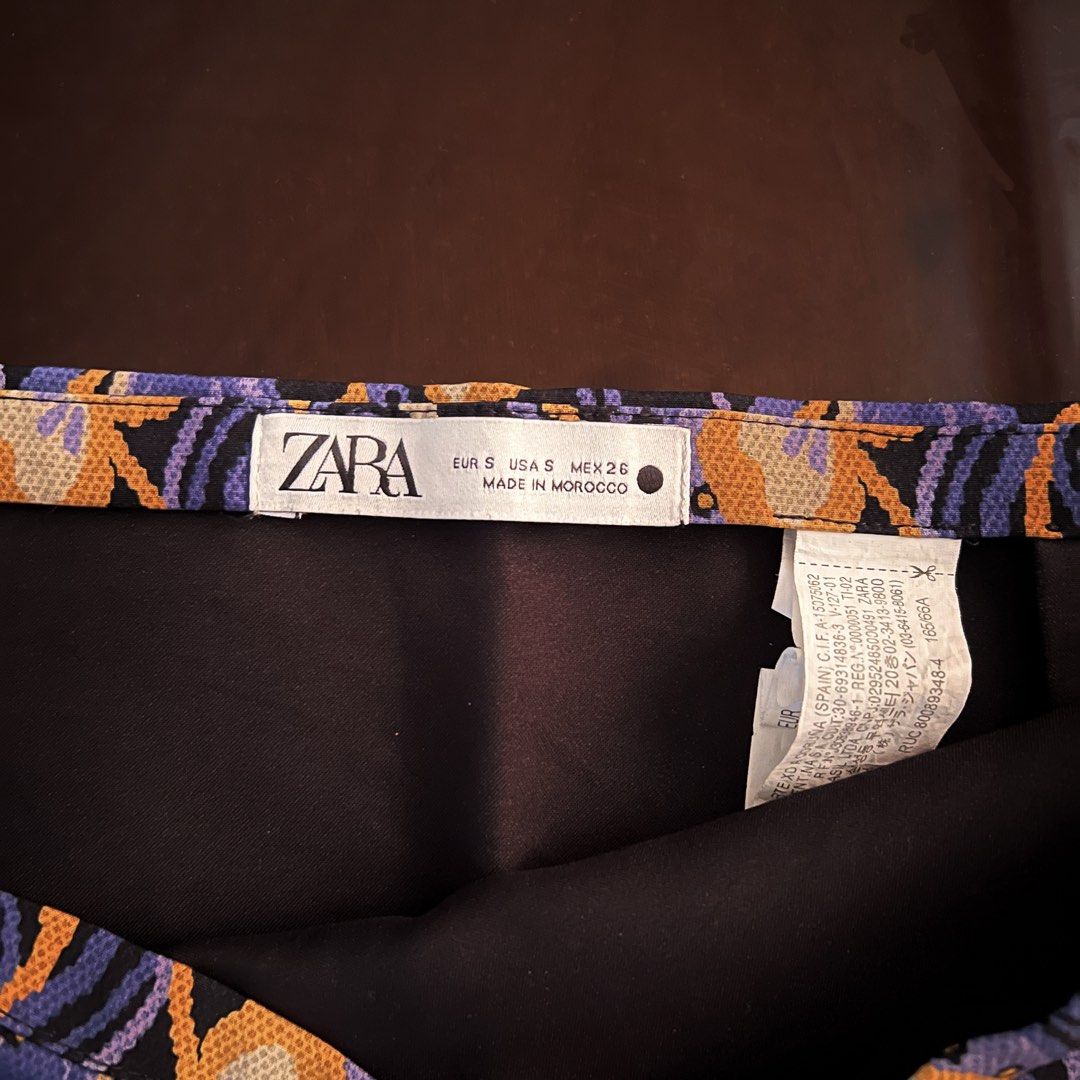Zara skirt (Category: Skirts) located in Manila. Submitted by silver.rae (Listing ID 1459908770, Image 3). Description: Size : Small - 26 has side zipper.