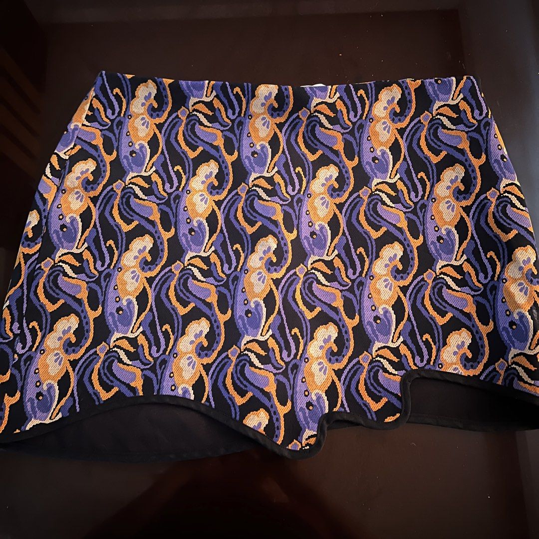 Zara skirt (Category: Skirts) located in Manila. Submitted by silver.rae (Listing ID 1459908770, Image 2). Description: Size : Small - 26 has side zipper.