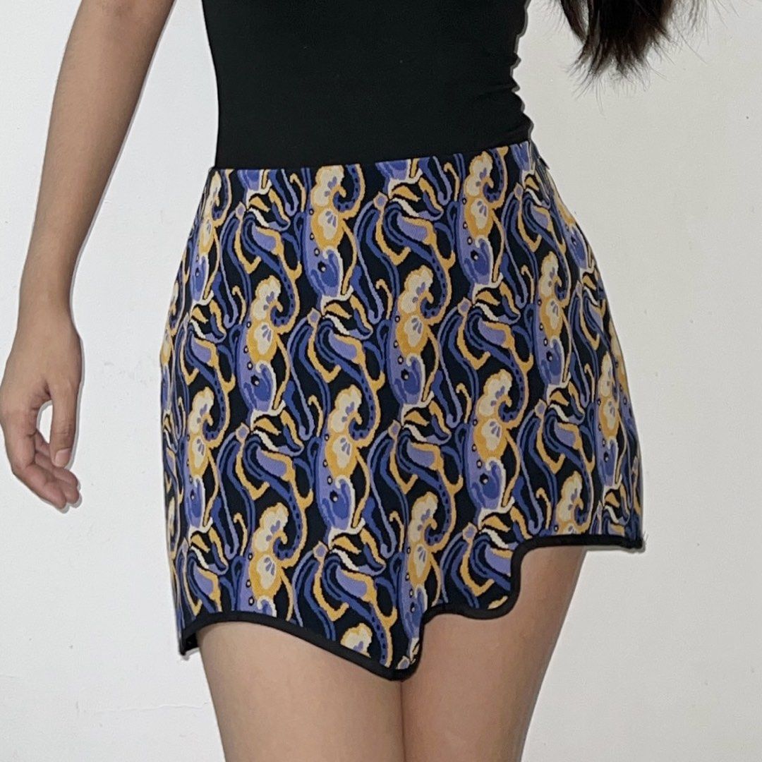 Zara skirt (Category: Skirts) located in Manila. Submitted by silver.rae (Listing ID 1459908770, Image 1). Description: Size : Small - 26 has side zipper.