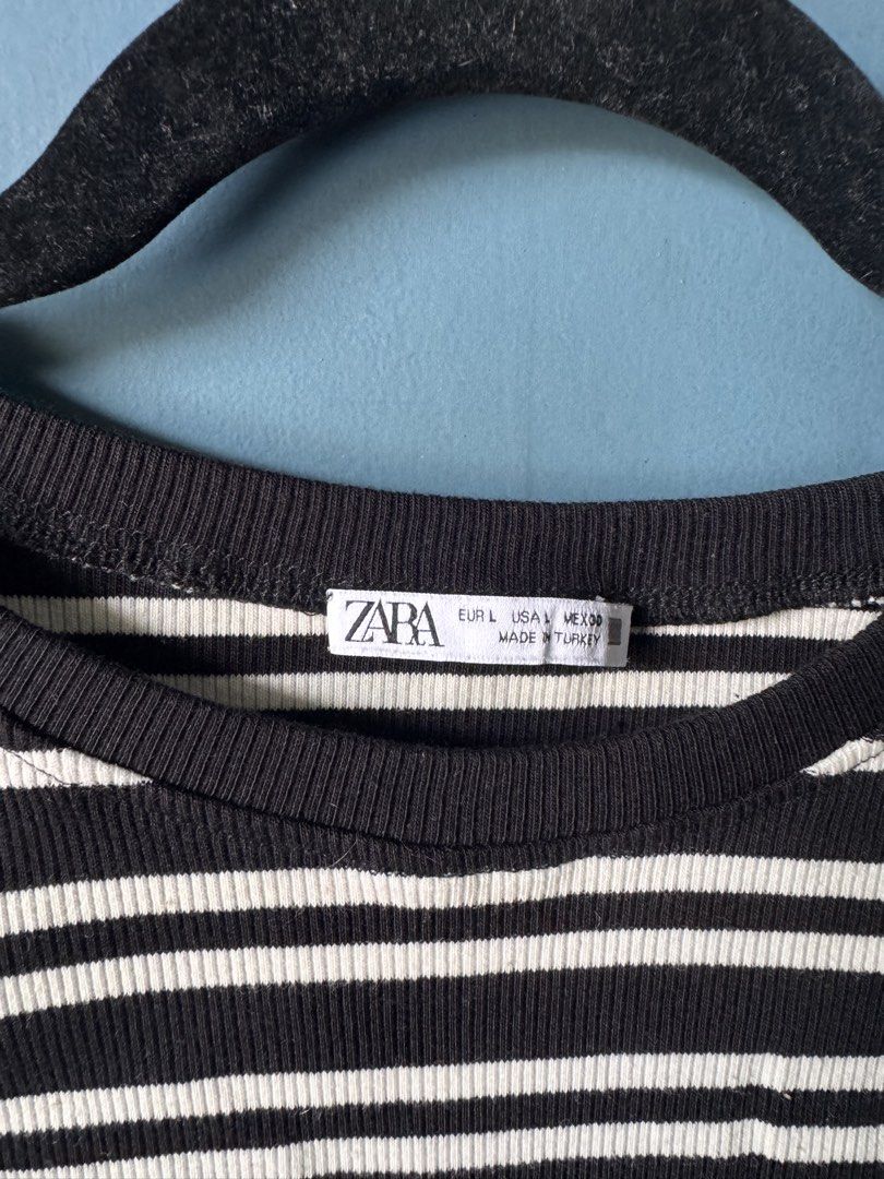 Zara Striped Cropped Ribbed Tank Top (Category: Sleeveless) located in Manila. Submitted by reesespiecess (Listing ID 1460070393, Image 3). Description: - Zara black and white striped cropped tank top - Ribbed material - Sleeveless design - Ideal for casual wear or layering - Easy to style with jeans or shorts.
