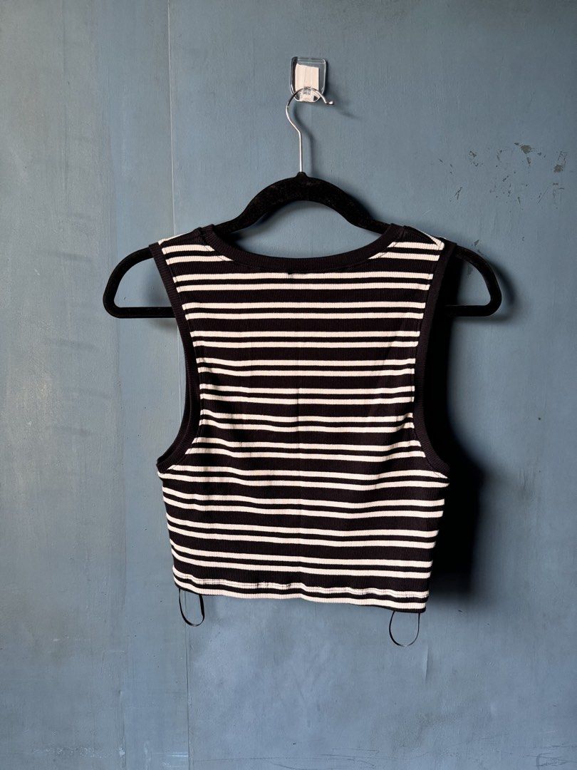 Zara Striped Cropped Ribbed Tank Top (Category: Sleeveless) located in Manila. Submitted by reesespiecess (Listing ID 1460070393, Image 2). Description: - Zara black and white striped cropped tank top - Ribbed material - Sleeveless design - Ideal for casual wear or layering - Easy to style with jeans or shorts.
