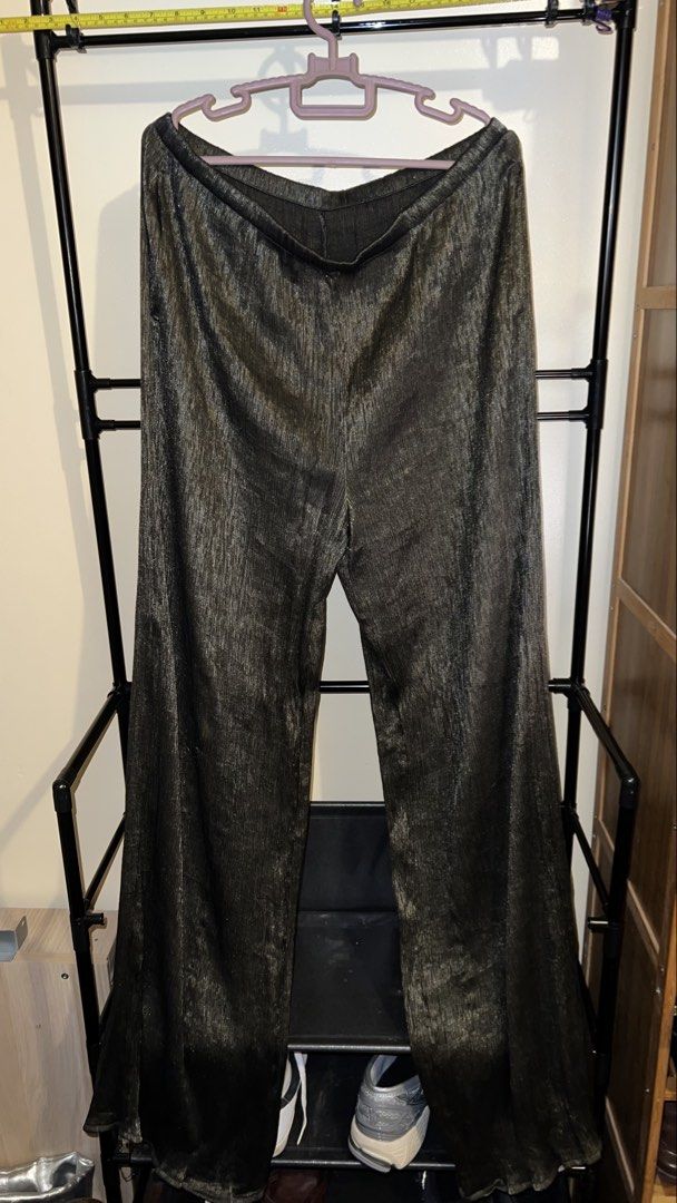 ZARA Wide Leg Textured Metallic Pants (Category: Other Bottoms) located in Mandaluyong City. Submitted by chelseayb47224 (Listing ID 1460062939, Image 1). Description: - ZARA wide leg pants - Metallic Deep Green textured fabric - Comfortable and flowy silhouette - Shrinkage due to storage, but can be stretched by steam - Versatile: dress up or down - Ideal for parties or a night out.