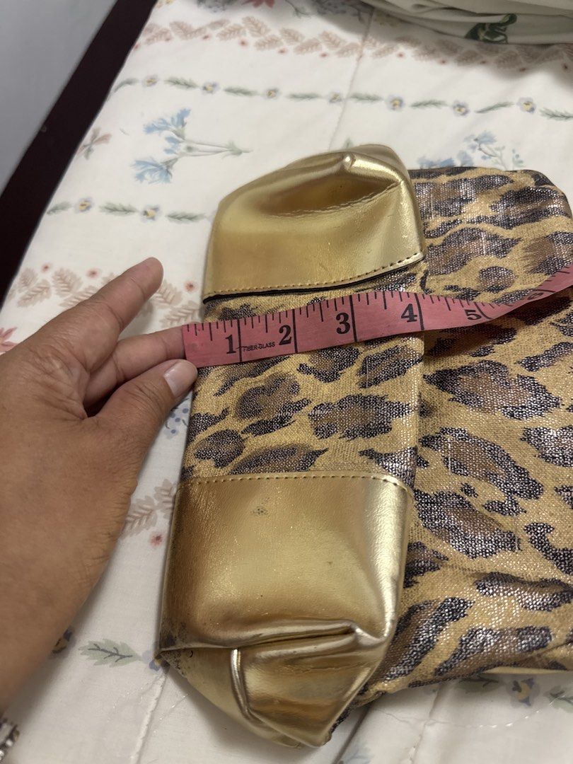 2027 leopard gold hand bag (Category: Purses & Pouches) located in Silang. Submitted by sari2bilina (Listing ID 1460266529, Image 2). Description: with slight flast pic.