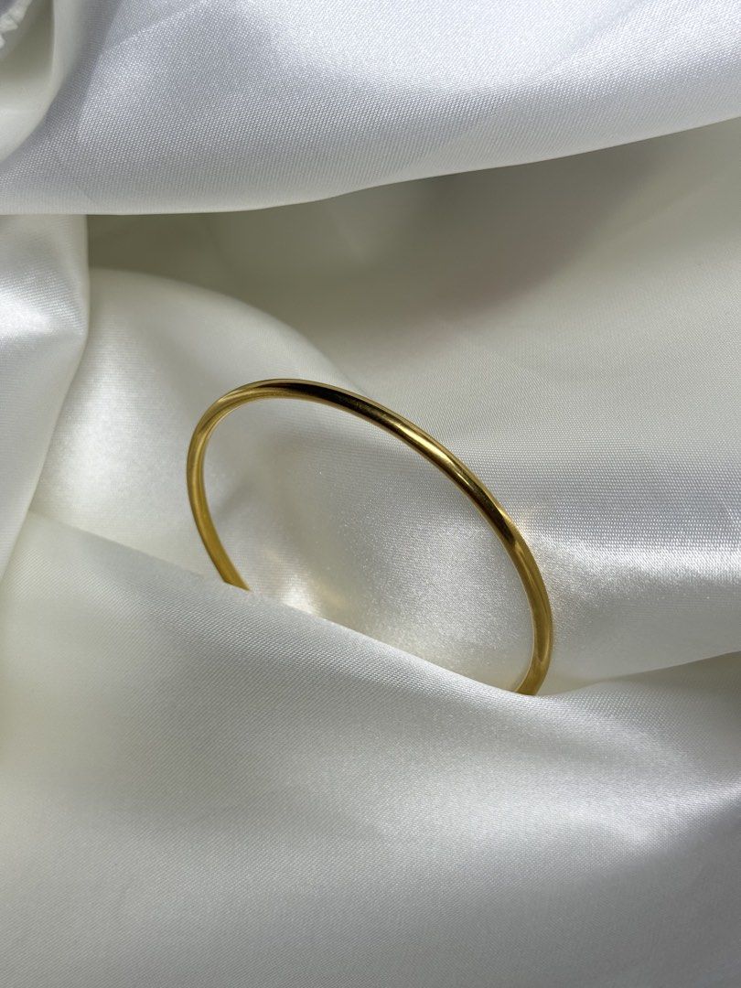21k Gold Bangle (Category: Bracelets) located in Manila. Submitted by psychokenetic (Listing ID 1460250795, Image 3). Description: 10g per bangle ₱81,000 per bangle!! Estimated 3 inches diameter Meetups only :) Sampaloc, Manila .