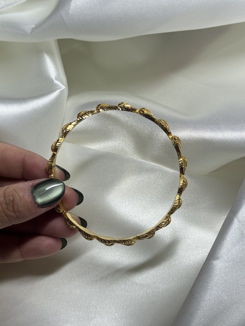21k Gold Bracelet (Category: Bracelets) located in Manila. Submitted by psychokenetic (Listing ID 1460252172, Image 3). Description: 16g 3 inches diameter (estimate) Meetups only Sampaloc, manila.
