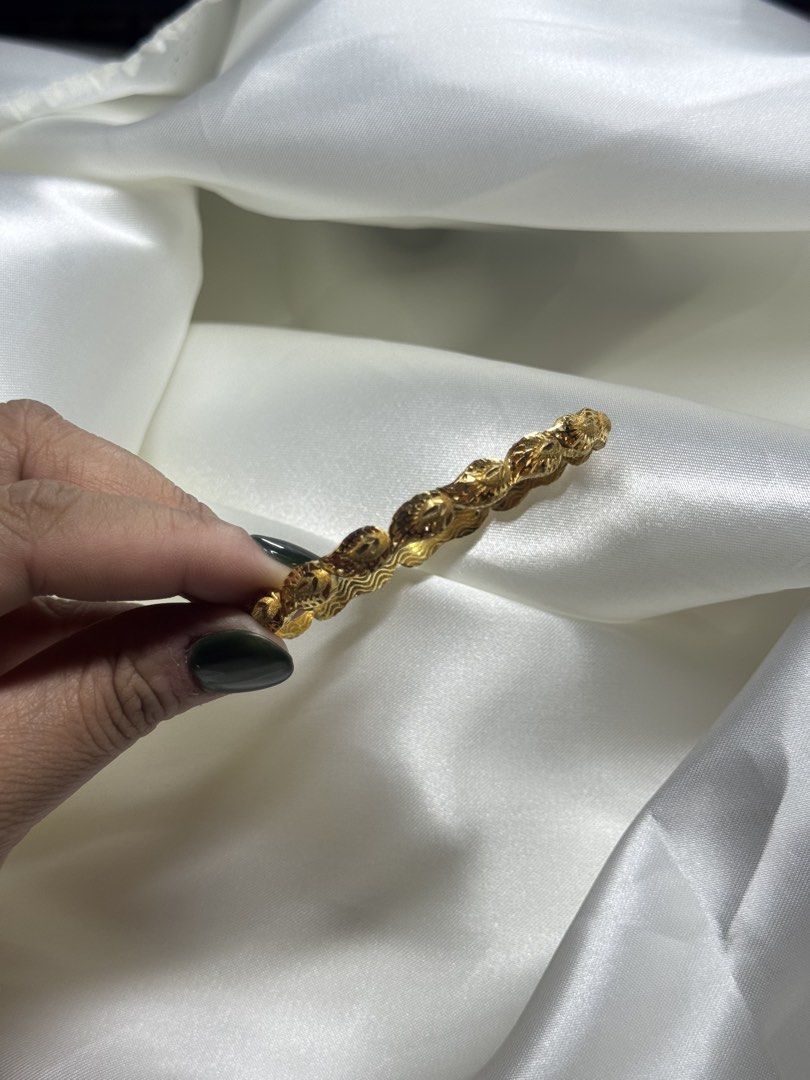 21k Gold Bracelet (Category: Bracelets) located in Manila. Submitted by psychokenetic (Listing ID 1460252172, Image 2). Description: 16g 3 inches diameter (estimate) Meetups only Sampaloc, manila.