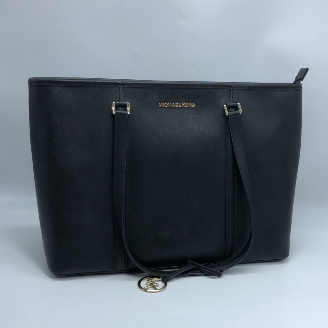 267008653 MICHAEL KORS BAG PVC (Category: Luxury Bags & Wallets) located in Taguig. Submitted by ecoring.ph (Listing ID 1460214804, Image 1). Description: ◆CONDITION: B- ◆DESCRIPTIONS: (Other defects/info:) OUTER: The body of the bag has scratches, scuffs, stains, dirt, wrinkles, press marks, and deformation, and shows signs of use. The bottom and bottom corners of the bag also have scratches, scuffs, stains, dirt, wrinkles, press marks, and defo