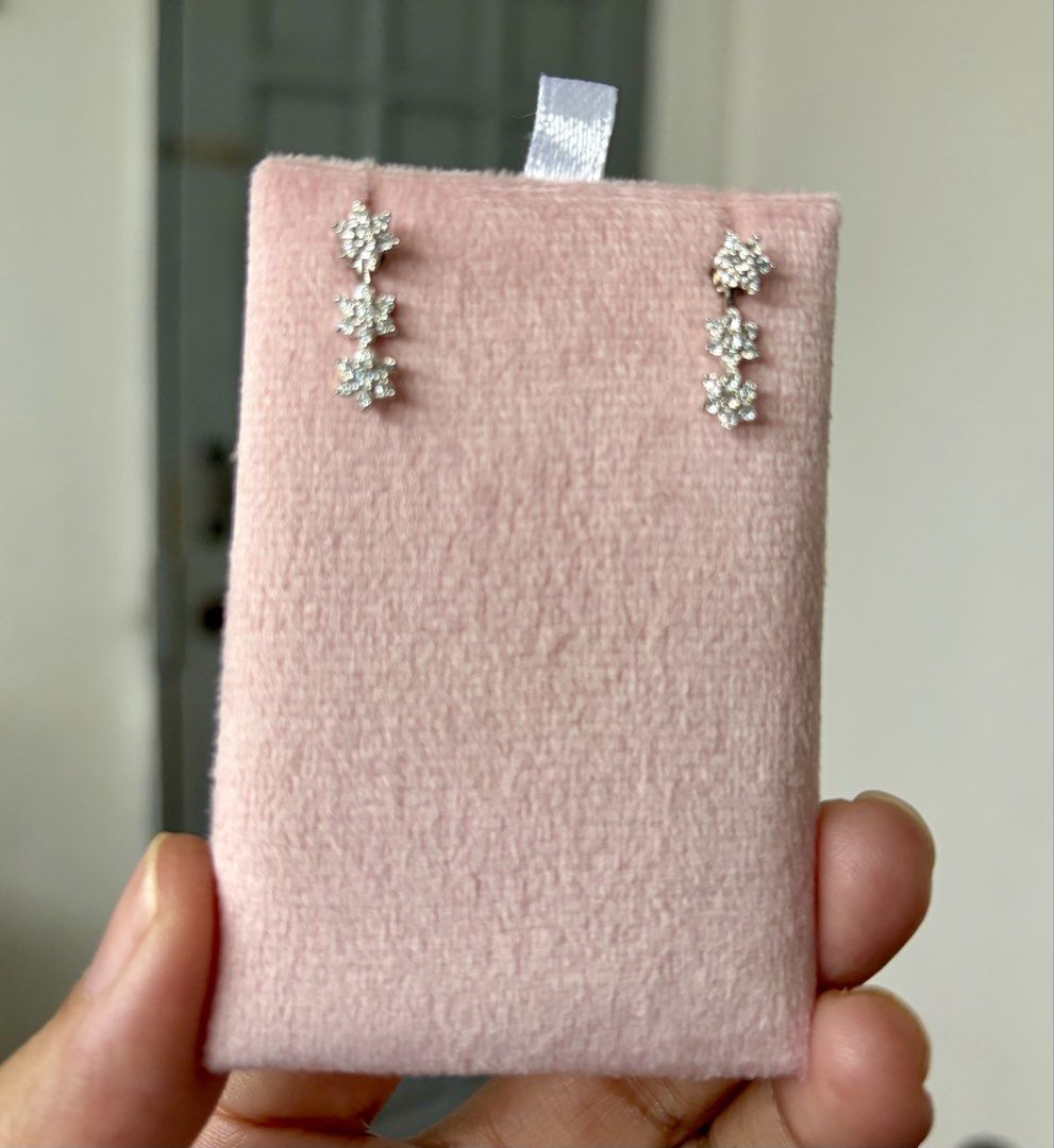 2 in 1 flower moisannite S925 earrings (Category: Earrings) located in Rizal. Submitted by katmandulovesmakeup (Listing ID 1448937872, Image 1). Description: Moisannite Flower 2 in 1 earrings All moisa Can be worn as a stud or 3 flowers together S925 silver With certificate Brandnew.